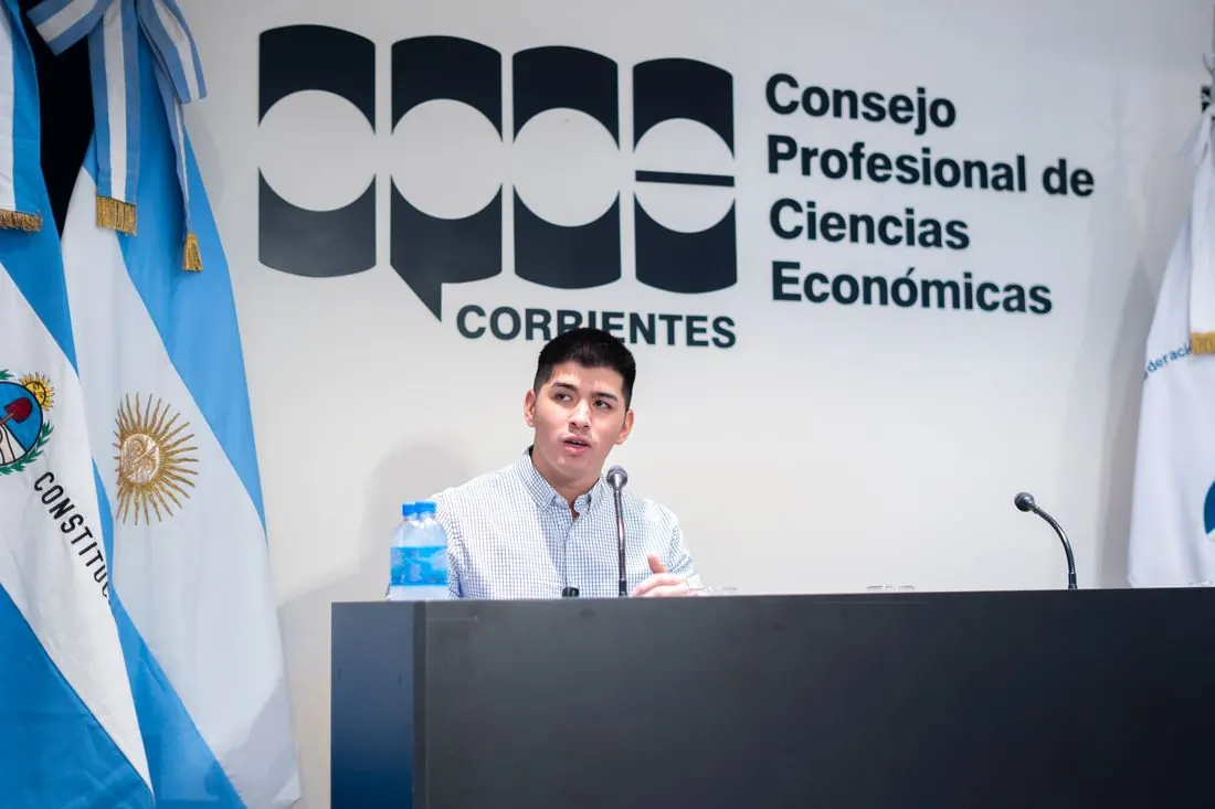 Axel dando una charla en el Consejo Profesional de Ciencias Económicas